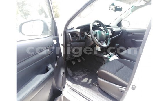 Buy Import Toyota Hilux White Car in Import - Dubai in Agadez Buy Import Toyota Hilux White Car in Import - Dubai in Agadez