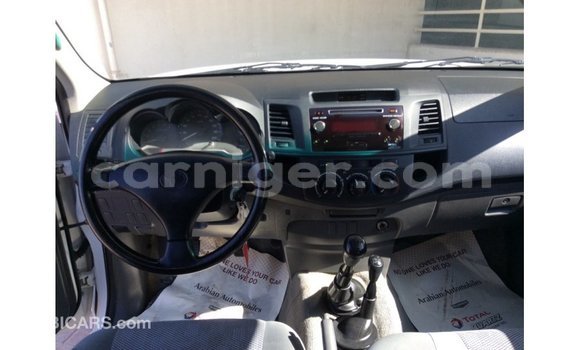 Buy Import Toyota Hilux White Car in Import - Dubai in Agadez Buy Import Toyota Hilux White Car in Import - Dubai in Agadez