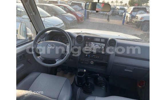 Sayi Imported Toyota Land Cruiser White Babbar mota in Import - Dubai a Agadez Sayi Imported Toyota Land Cruiser White Babbar mota in Import - Dubai a Agadez