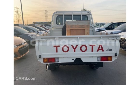 Sayi Imported Toyota Land Cruiser White Babbar mota in Import - Dubai a Agadez Sayi Imported Toyota Land Cruiser White Babbar mota in Import - Dubai a Agadez