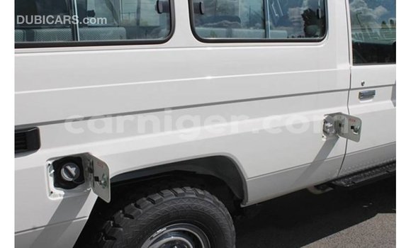 Buy Import Toyota Land Cruiser White Truck in Import - Dubai in Agadez Buy Import Toyota Land Cruiser White Truck in Import - Dubai in Agadez