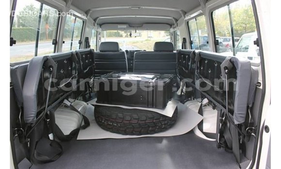 Buy Import Toyota Land Cruiser White Truck in Import - Dubai in Agadez Buy Import Toyota Land Cruiser White Truck in Import - Dubai in Agadez