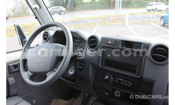 Buy Import Toyota Land Cruiser White Truck in Import - Dubai in Agadez Buy Import Toyota Land Cruiser White Truck in Import - Dubai in Agadez