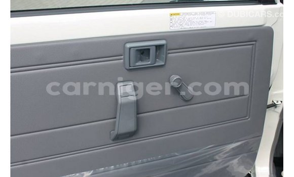 Buy Import Toyota Land Cruiser White Truck in Import - Dubai in Agadez Buy Import Toyota Land Cruiser White Truck in Import - Dubai in Agadez