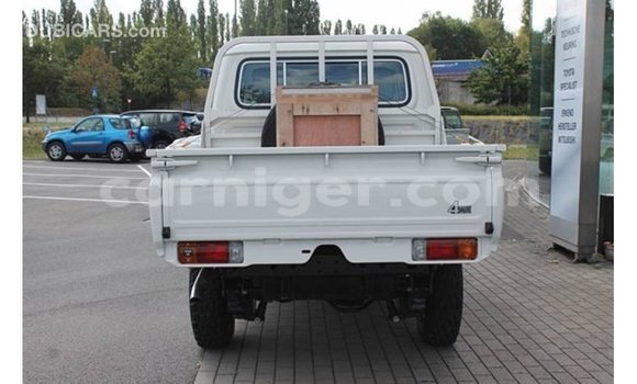 Buy Import Toyota Land Cruiser White Truck in Import - Dubai in Agadez Buy Import Toyota Land Cruiser White Truck in Import - Dubai in Agadez