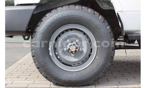 Buy Import Toyota Land Cruiser White Truck in Import - Dubai in Agadez Buy Import Toyota Land Cruiser White Truck in Import - Dubai in Agadez