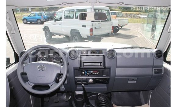 Buy Import Toyota Land Cruiser White Truck in Import - Dubai in Agadez Buy Import Toyota Land Cruiser White Truck in Import - Dubai in Agadez