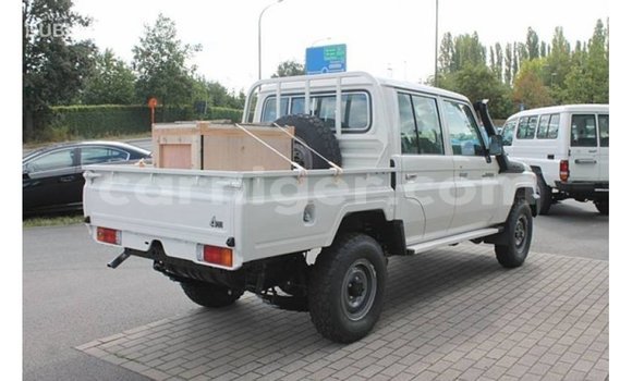 Buy Import Toyota Land Cruiser White Truck in Import - Dubai in Agadez Buy Import Toyota Land Cruiser White Truck in Import - Dubai in Agadez