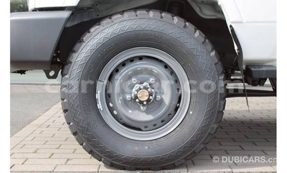 Buy Import Toyota Land Cruiser White Truck in Import - Dubai in Agadez Buy Import Toyota Land Cruiser White Truck in Import - Dubai in Agadez