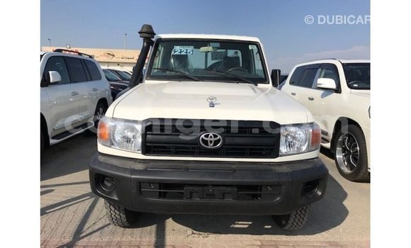 Sayi Imported Toyota Land Cruiser White Babbar mota in Import - Dubai a Agadez Sayi Imported Toyota Land Cruiser White Babbar mota in Import - Dubai a Agadez