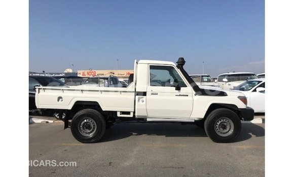Sayi Imported Toyota Land Cruiser White Babbar mota in Import - Dubai a Agadez Sayi Imported Toyota Land Cruiser White Babbar mota in Import - Dubai a Agadez