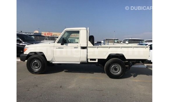 Sayi Imported Toyota Land Cruiser White Babbar mota in Import - Dubai a Agadez Sayi Imported Toyota Land Cruiser White Babbar mota in Import - Dubai a Agadez