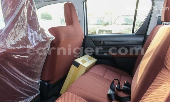 Sayi Imported Toyota Hilux White Mota in Import - Dubai a Agadez Sayi Imported Toyota Hilux White Mota in Import - Dubai a Agadez
