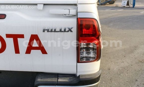 Sayi Imported Toyota Hilux White Mota in Import - Dubai a Agadez Sayi Imported Toyota Hilux White Mota in Import - Dubai a Agadez