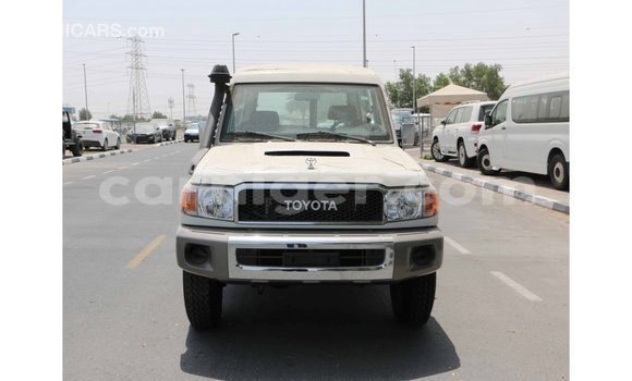 Buy Import Toyota Land Cruiser White Truck in Import - Dubai in Agadez Buy Import Toyota Land Cruiser White Truck in Import - Dubai in Agadez