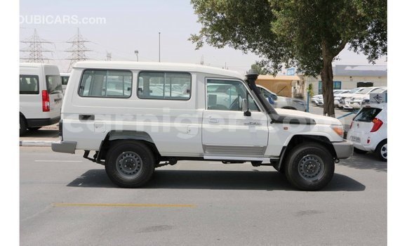 Buy Import Toyota Land Cruiser White Truck in Import - Dubai in Agadez Buy Import Toyota Land Cruiser White Truck in Import - Dubai in Agadez