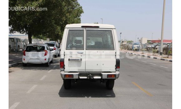 Buy Import Toyota Land Cruiser White Truck in Import - Dubai in Agadez Buy Import Toyota Land Cruiser White Truck in Import - Dubai in Agadez