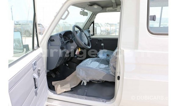 Buy Import Toyota Land Cruiser White Truck in Import - Dubai in Agadez Buy Import Toyota Land Cruiser White Truck in Import - Dubai in Agadez
