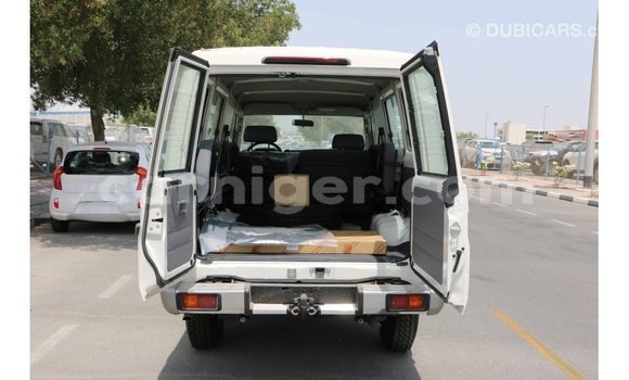 Buy Import Toyota Land Cruiser White Truck in Import - Dubai in Agadez Buy Import Toyota Land Cruiser White Truck in Import - Dubai in Agadez