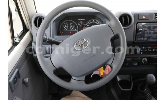 Buy Import Toyota Land Cruiser White Truck in Import - Dubai in Agadez Buy Import Toyota Land Cruiser White Truck in Import - Dubai in Agadez