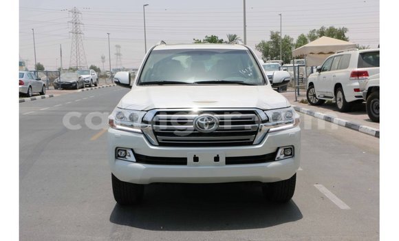 Buy Import Toyota Land Cruiser White Truck in Import - Dubai in Agadez Buy Import Toyota Land Cruiser White Truck in Import - Dubai in Agadez