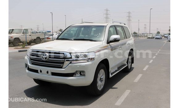 Buy Import Toyota Land Cruiser White Truck in Import - Dubai in Agadez Buy Import Toyota Land Cruiser White Truck in Import - Dubai in Agadez