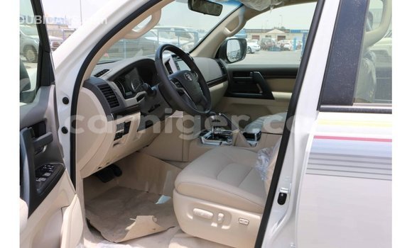 Buy Import Toyota Land Cruiser White Truck in Import - Dubai in Agadez Buy Import Toyota Land Cruiser White Truck in Import - Dubai in Agadez