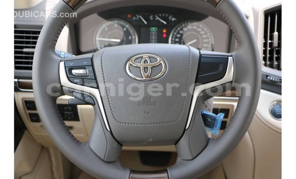 Buy Import Toyota Land Cruiser White Truck in Import - Dubai in Agadez Buy Import Toyota Land Cruiser White Truck in Import - Dubai in Agadez