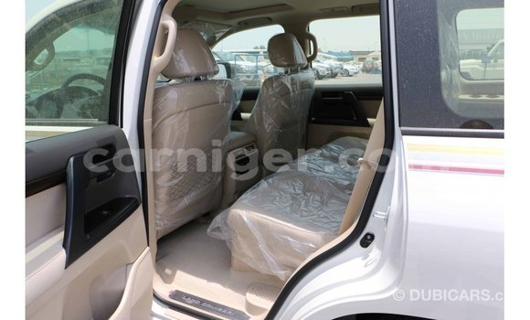 Buy Import Toyota Land Cruiser White Truck in Import - Dubai in Agadez Buy Import Toyota Land Cruiser White Truck in Import - Dubai in Agadez