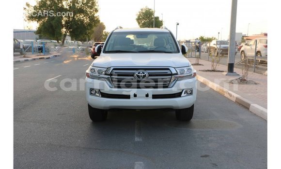 Buy Import Toyota Land Cruiser White Truck in Import - Dubai in Agadez Buy Import Toyota Land Cruiser White Truck in Import - Dubai in Agadez