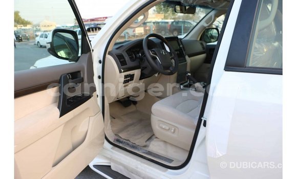 Buy Import Toyota Land Cruiser White Truck in Import - Dubai in Agadez Buy Import Toyota Land Cruiser White Truck in Import - Dubai in Agadez