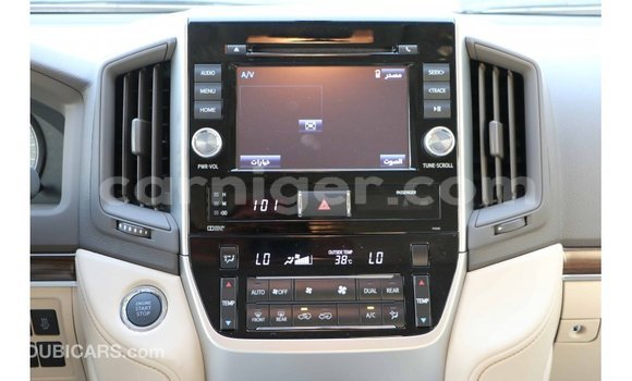 Buy Import Toyota Land Cruiser White Truck in Import - Dubai in Agadez Buy Import Toyota Land Cruiser White Truck in Import - Dubai in Agadez