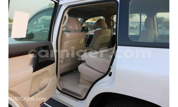 Buy Import Toyota Land Cruiser White Truck in Import - Dubai in Agadez Buy Import Toyota Land Cruiser White Truck in Import - Dubai in Agadez