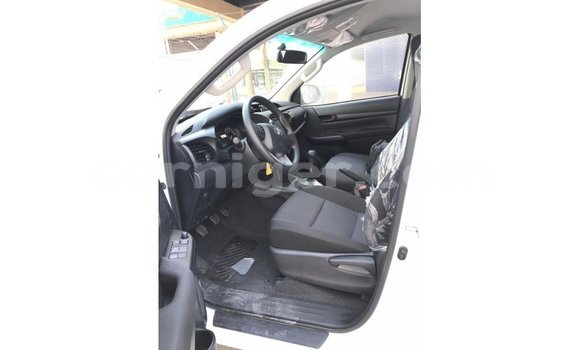 Buy Import Toyota Hilux White Car in Import - Dubai in Agadez Buy Import Toyota Hilux White Car in Import - Dubai in Agadez