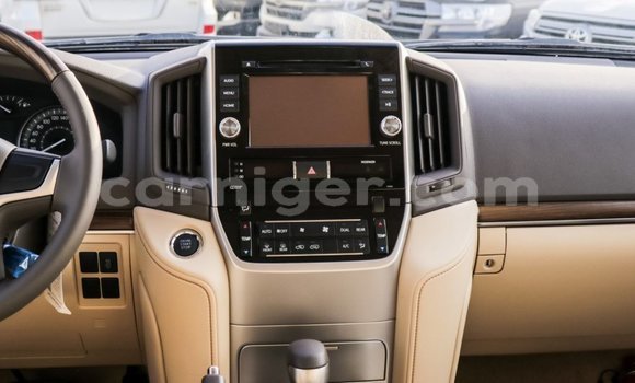 Buy Import Toyota Land Cruiser White Truck in Import - Dubai in Agadez Buy Import Toyota Land Cruiser White Truck in Import - Dubai in Agadez