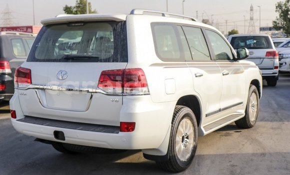 Buy Import Toyota Land Cruiser White Truck in Import - Dubai in Agadez Buy Import Toyota Land Cruiser White Truck in Import - Dubai in Agadez