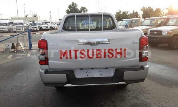 Sayi Imported Mitsubishi L200 White Mota in Import - Dubai a Agadez Sayi Imported Mitsubishi L200 White Mota in Import - Dubai a Agadez