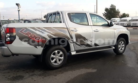 Sayi Imported Mitsubishi L200 White Mota in Import - Dubai a Agadez Sayi Imported Mitsubishi L200 White Mota in Import - Dubai a Agadez