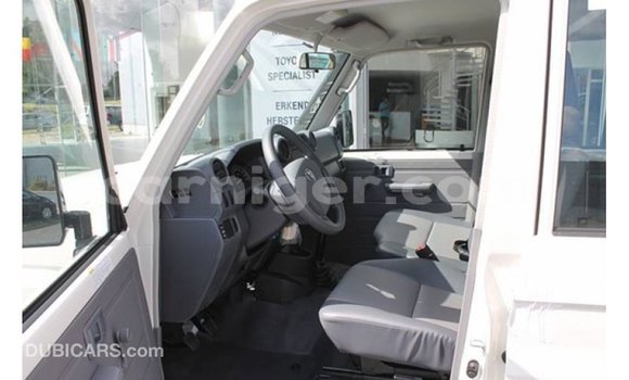Buy Import Toyota Land Cruiser White Truck in Import - Dubai in Agadez Buy Import Toyota Land Cruiser White Truck in Import - Dubai in Agadez