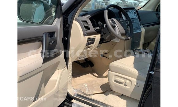 Buy Import Toyota Land Cruiser Black Truck in Import - Dubai in Agadez Buy Import Toyota Land Cruiser Black Truck in Import - Dubai in Agadez