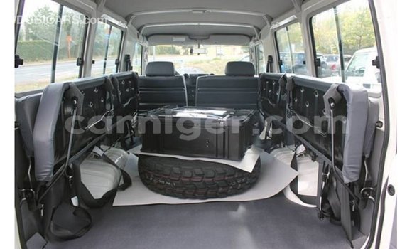 Buy Import Toyota Land Cruiser White Truck in Import - Dubai in Agadez Buy Import Toyota Land Cruiser White Truck in Import - Dubai in Agadez