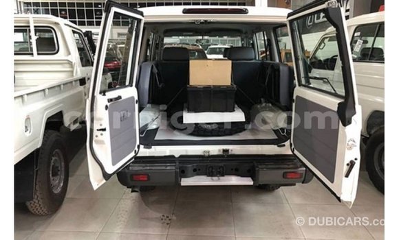 Buy Import Toyota Land Cruiser White Truck in Import - Dubai in Agadez Buy Import Toyota Land Cruiser White Truck in Import - Dubai in Agadez