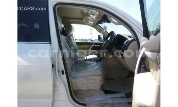 Acheter Import Utilitaire Toyota Land Cruiser Blanc à Import - Dubai, Agadez Acheter Import Utilitaire Toyota Land Cruiser Blanc à Import - Dubai, Agadez