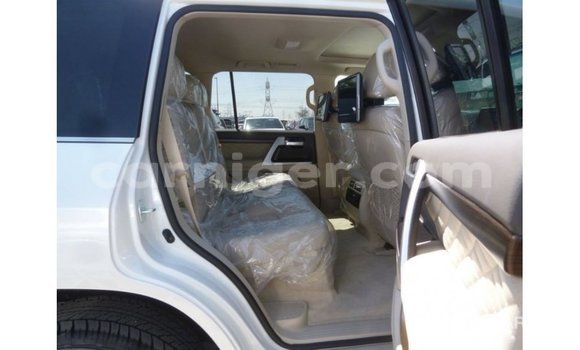 Acheter Import Utilitaire Toyota Land Cruiser Blanc à Import - Dubai, Agadez Acheter Import Utilitaire Toyota Land Cruiser Blanc à Import - Dubai, Agadez