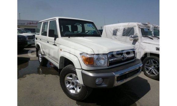 Buy Import Toyota Land Cruiser White Truck in Import - Dubai in Agadez Buy Import Toyota Land Cruiser White Truck in Import - Dubai in Agadez