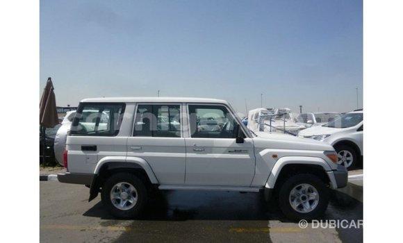 Buy Import Toyota Land Cruiser White Truck in Import - Dubai in Agadez Buy Import Toyota Land Cruiser White Truck in Import - Dubai in Agadez