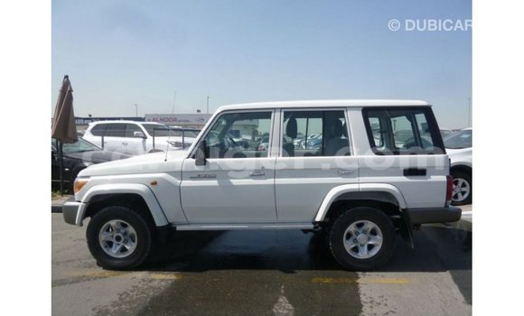 Buy Import Toyota Land Cruiser White Truck in Import - Dubai in Agadez Buy Import Toyota Land Cruiser White Truck in Import - Dubai in Agadez
