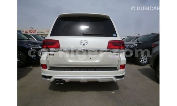 اشتري Imported Toyota Land Cruiser White شاحنة في Import - Dubai في أغاديز اشتري Imported Toyota Land Cruiser White شاحنة في Import - Dubai في أغاديز