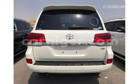 Buy Import Toyota Land Cruiser White Truck in Import - Dubai in Agadez Buy Import Toyota Land Cruiser White Truck in Import - Dubai in Agadez