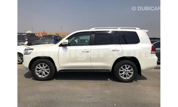 Buy Import Toyota Land Cruiser White Truck in Import - Dubai in Agadez Buy Import Toyota Land Cruiser White Truck in Import - Dubai in Agadez